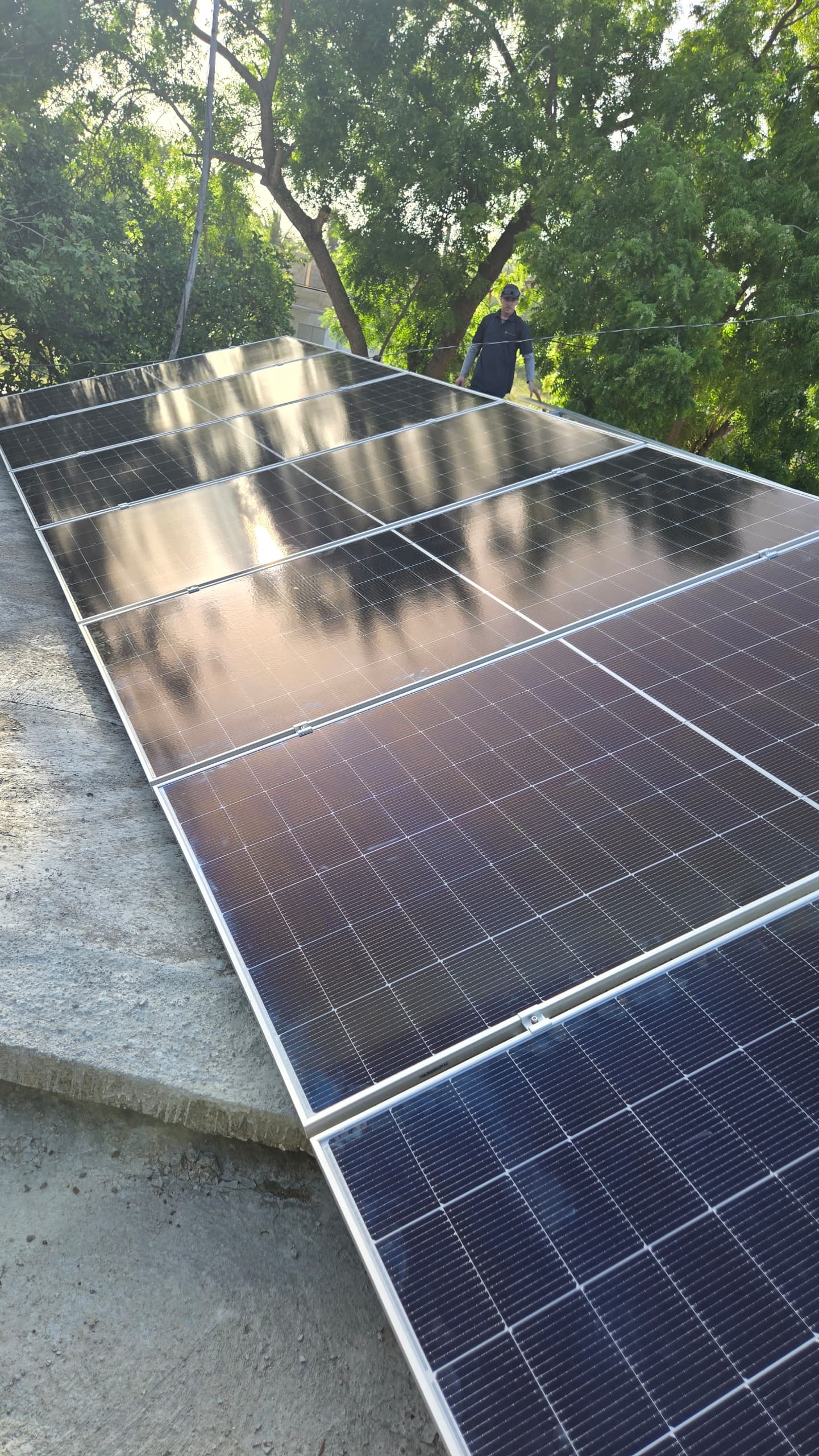 Vista longitudinal de una instalación grande de paneles solares realizada por Sol Caribe