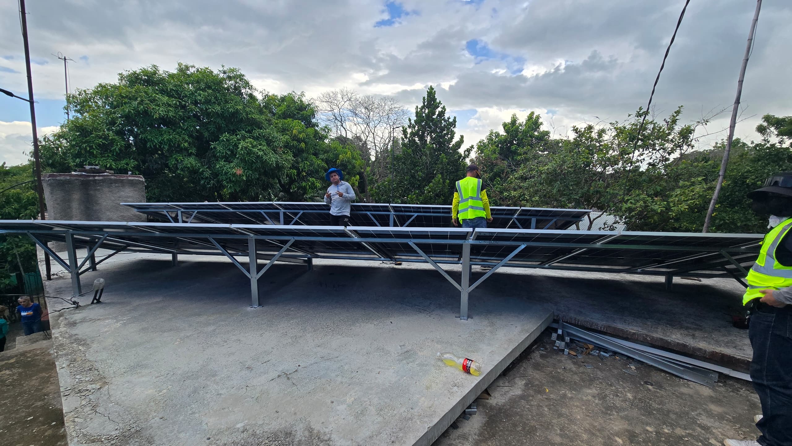 Equipo de Sol Caribe instalando una estructura grande con paneles solares
