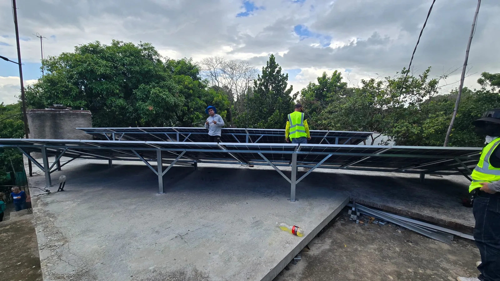 Equipo de Sol Caribe montando paneles solares sobre una estructura