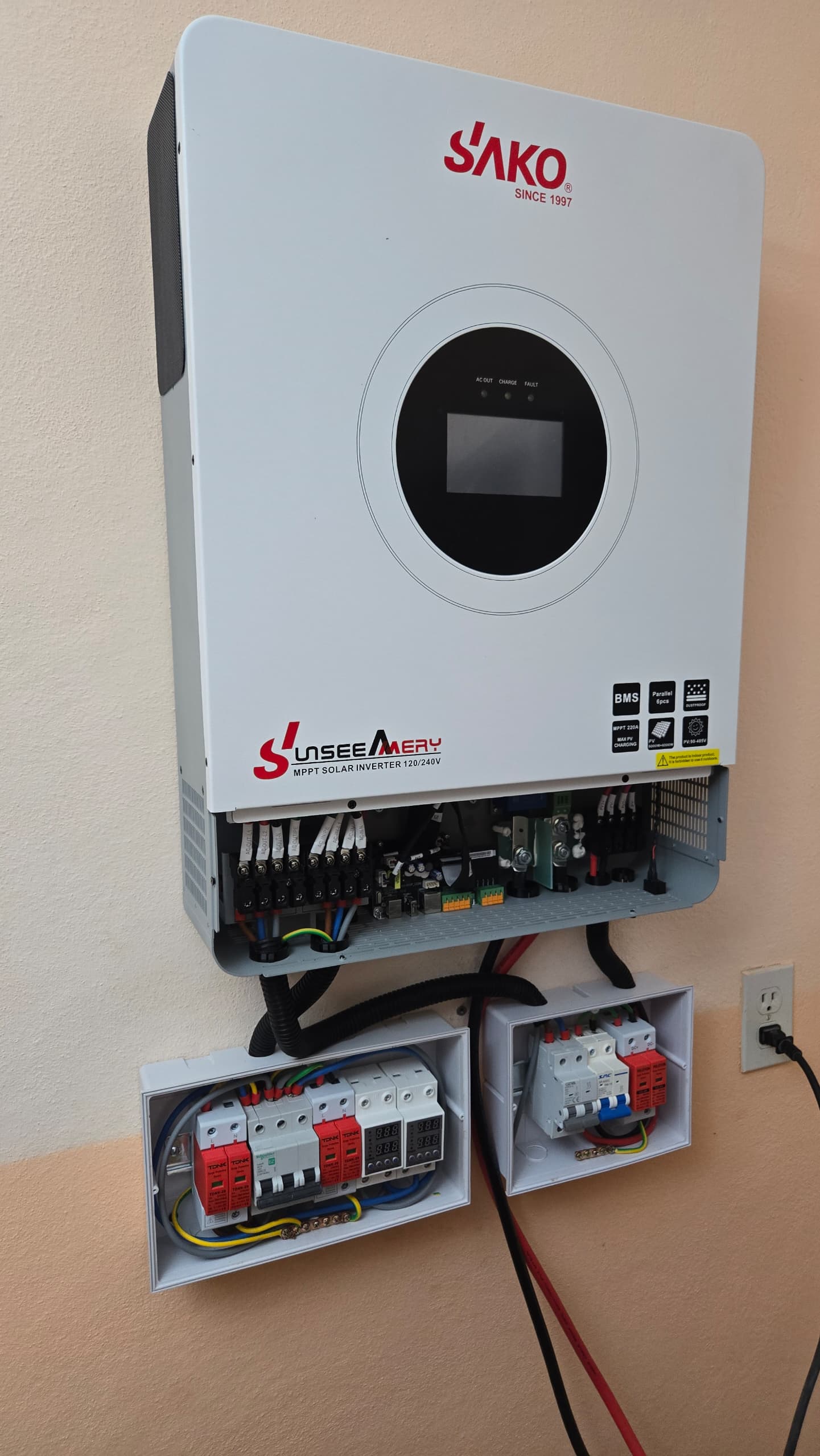 Inversor SAKO con tableros de protección instalados por Sol Caribe