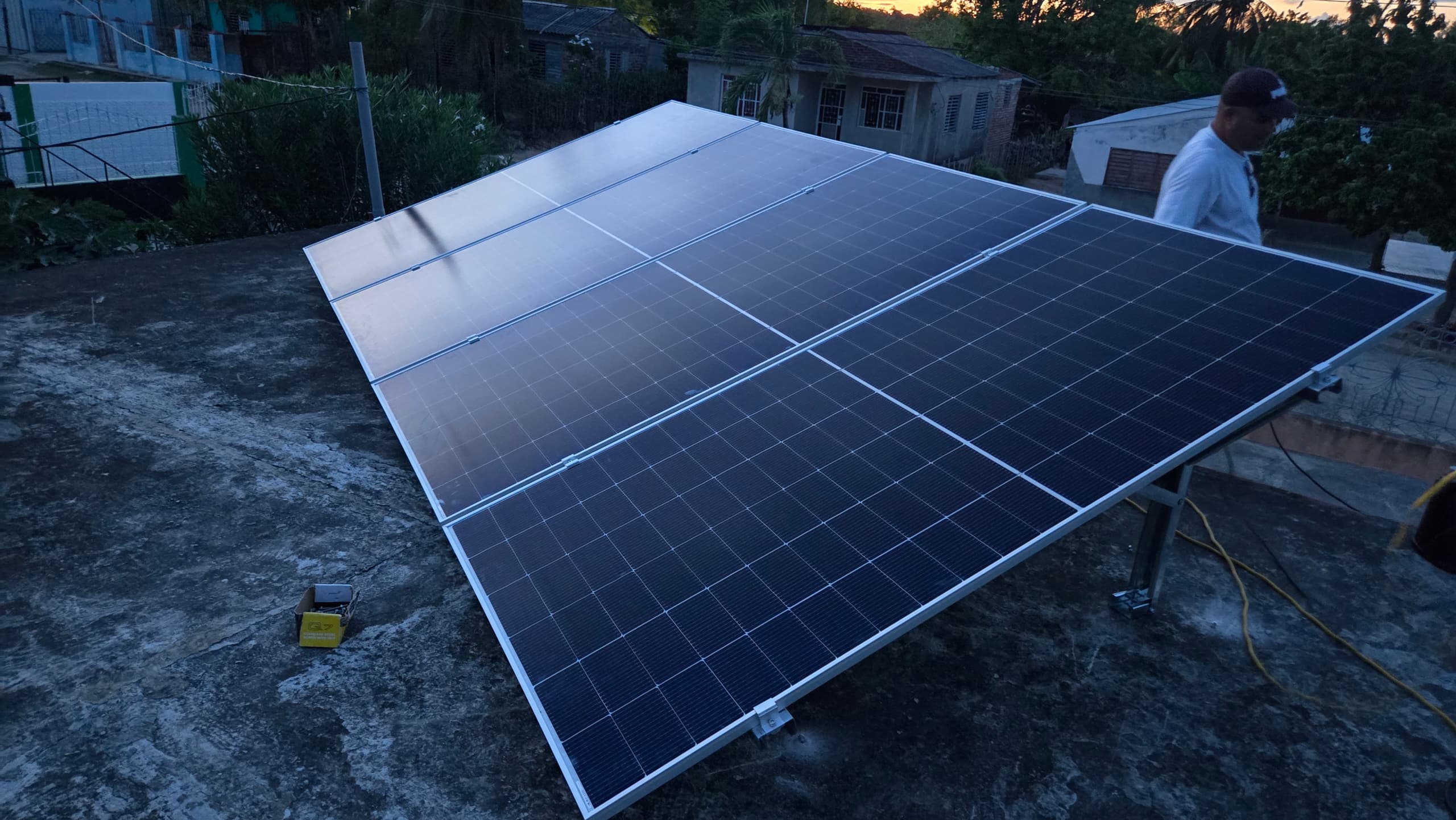 Instalación grande de paneles solares realizada por Sol Caribe sobre una cubierta