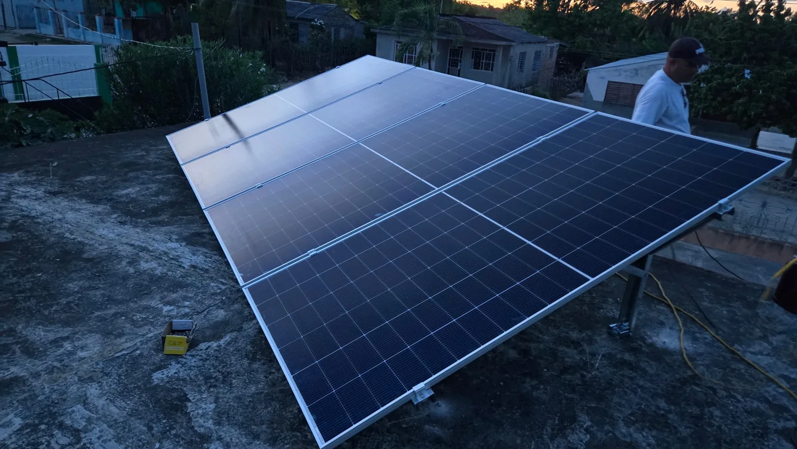 Paneles solares sobre una estructura elevada en una instalación de Sol Caribe