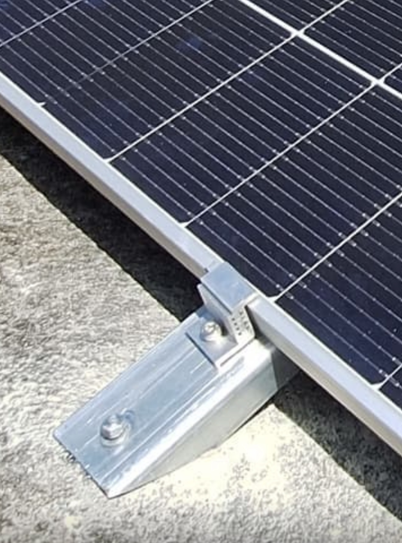 Detalle de la fijación metálica de un panel solar instalado por Sol Caribe