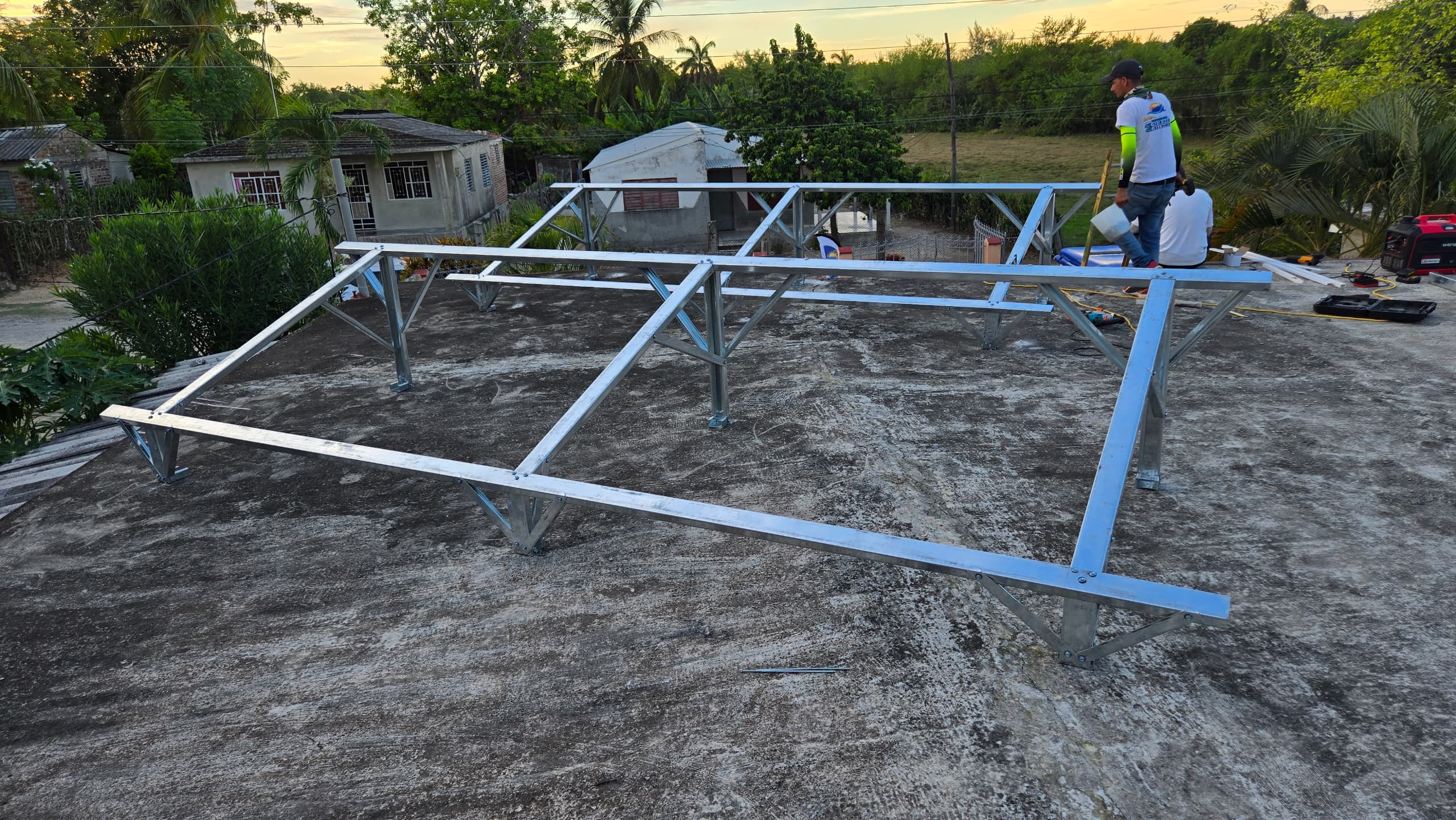 Estructura metálica de gran tamaño preparada por Sol Caribe para paneles solares