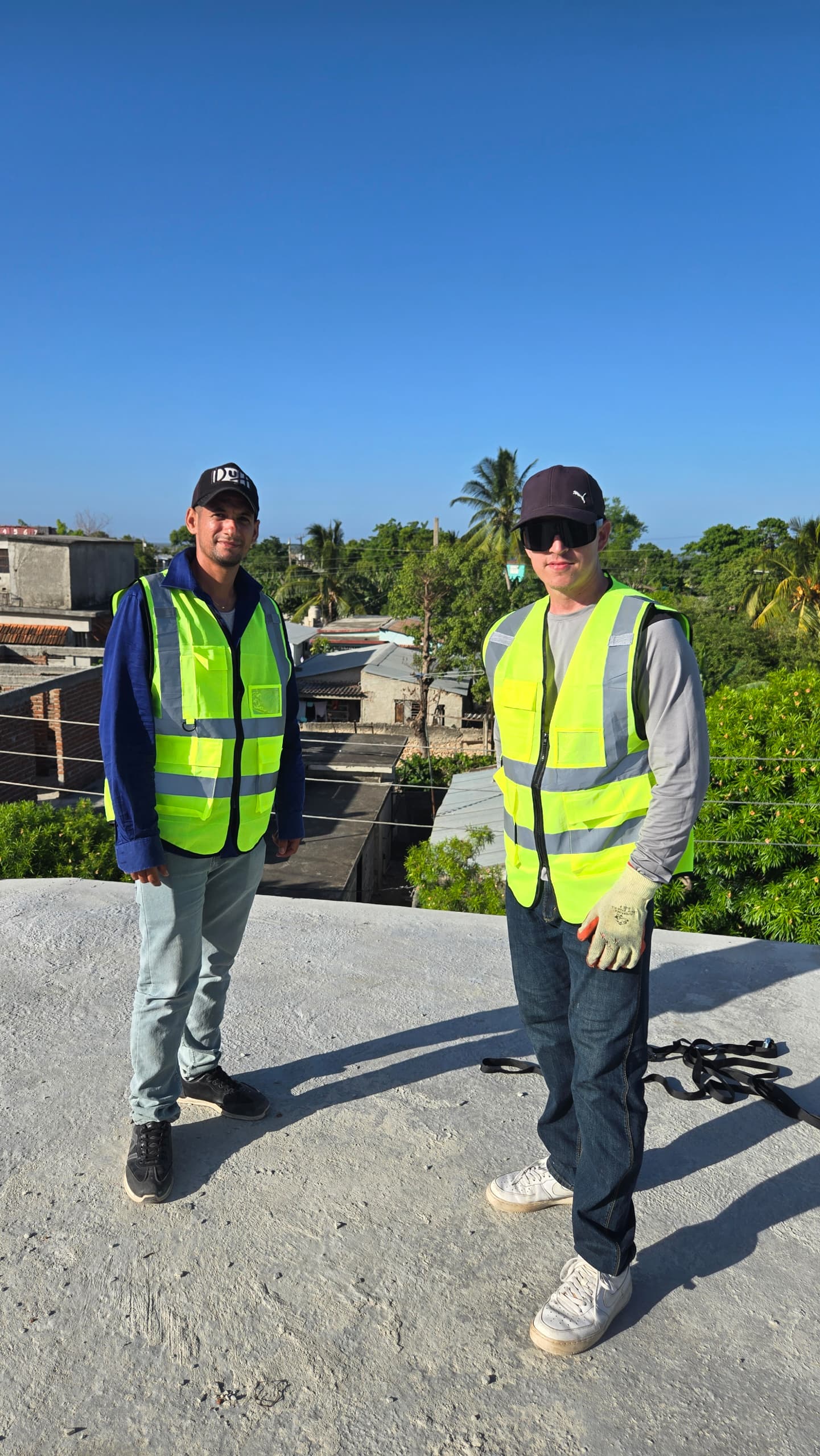 Dos integrantes del equipo de Sol Caribe con chalecos de seguridad en una cubierta