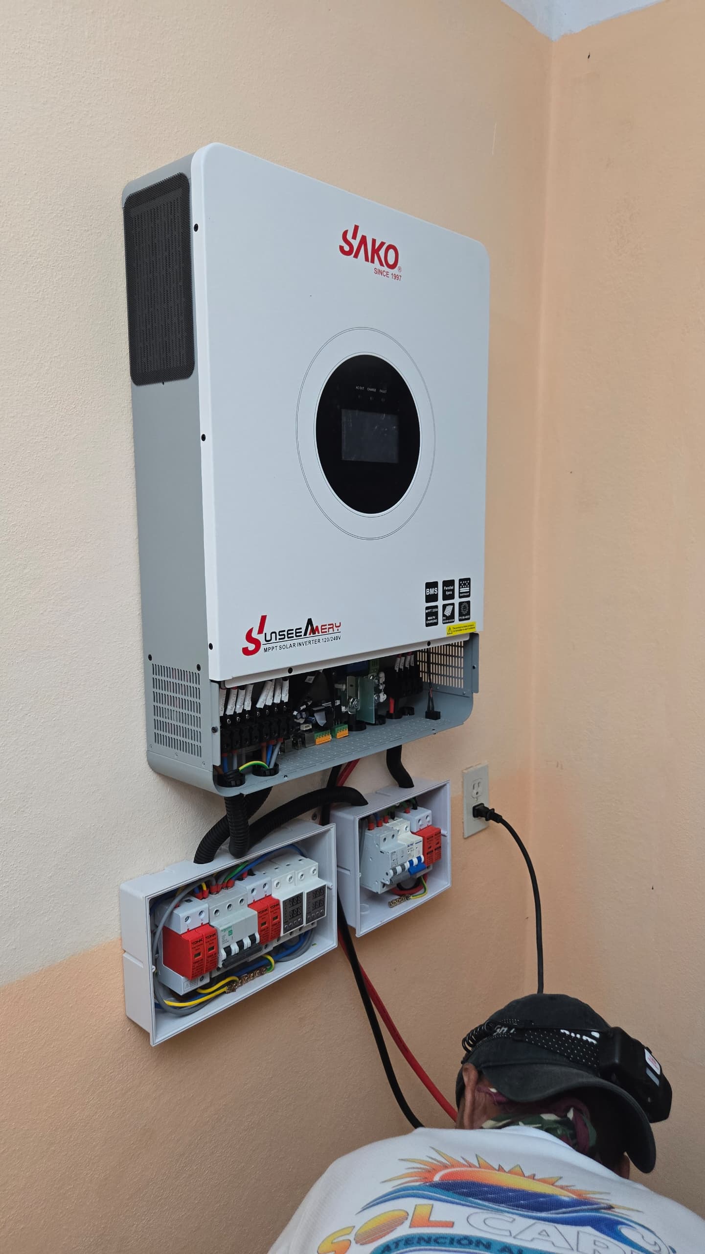 Instalador de Sol Caribe trabajando en un inversor SAKO y sus protecciones eléctricas